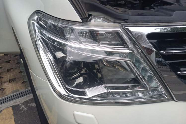 Used Nissan Patrol 2017 Y62 4.0L SE-T2 BOSE – Middle East Right Front Headlight