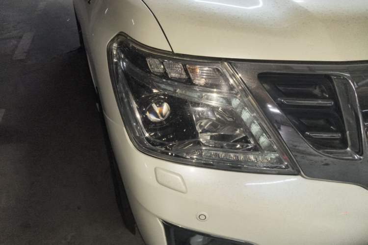 Used Nissan Patrol 2017 4.0L SE U.S.-Spec Version Right Front Headlight