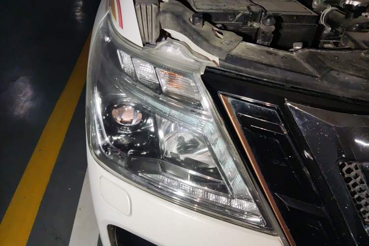 Used Nissan Patrol 2017 4.0L SE U.S.-Spec Version Right Front Headlight
