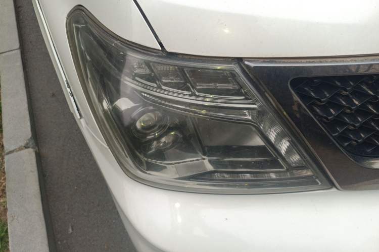 Used Nissan Patrol 2017 4.0L XE Middle East Version Right Front Headlight
