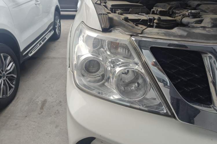Used Nissan Patrol 2017 4.0L SE U.S.-Spec Version Right Front Headlight