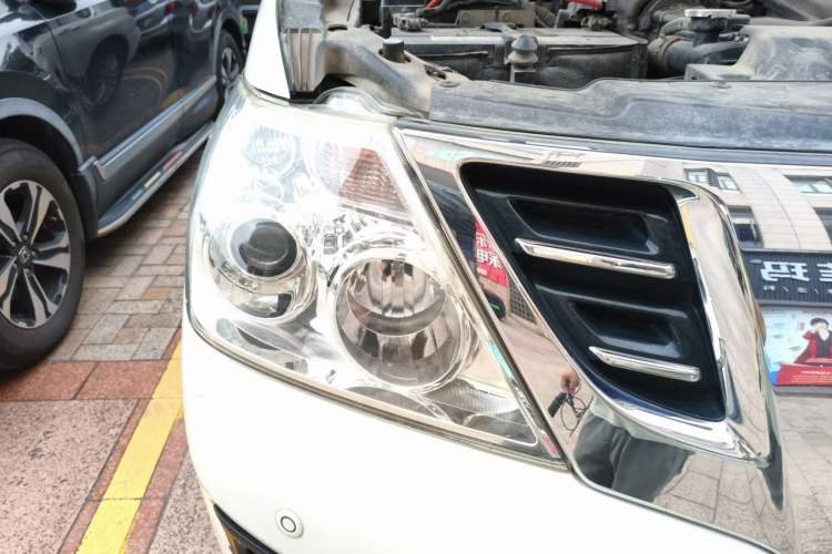 Used Nissan Patrol 2017 4.0L XE Middle East Version Right Front Headlight