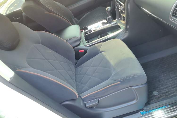 Used Nissan Patrol 2017 4.0L SE U.S.-Spec Version Right Front Seat