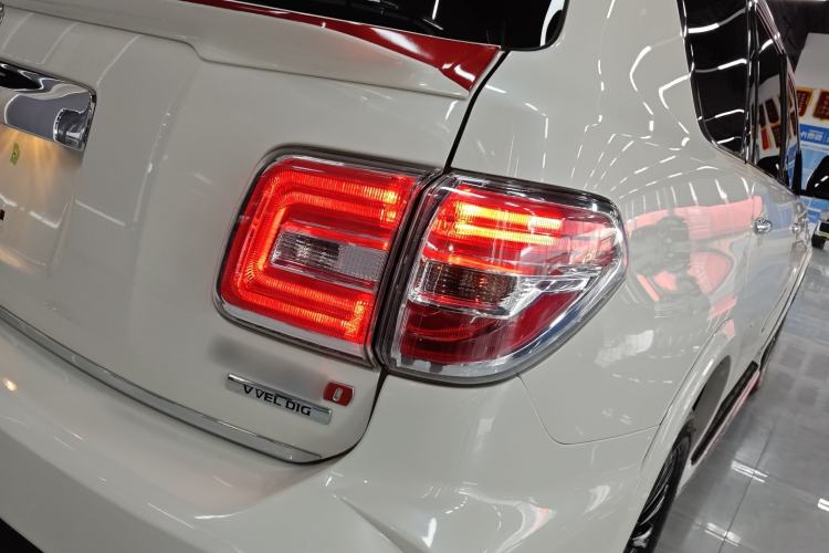 Used Nissan Patrol 2017 Y62 4.0L LE Middle East Edition Right Rear Taillight