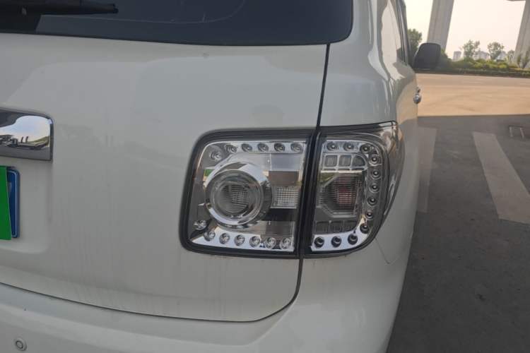 Used Nissan Patrol 2017 4.0L XE Middle East Version Right Rear Taillight