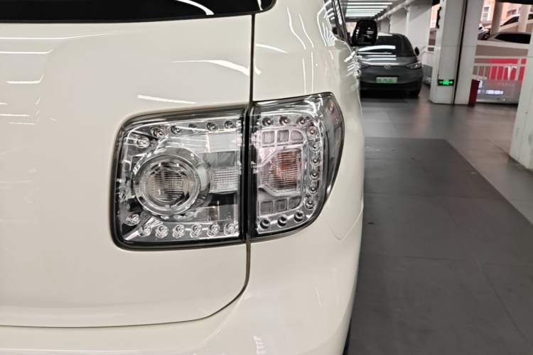 Used Nissan Patrol 2017 4.0L XE Middle East Version Right Rear Taillight