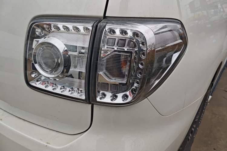 Used Nissan Patrol 2017 4.0L XE Middle East Version Right Rear Taillight