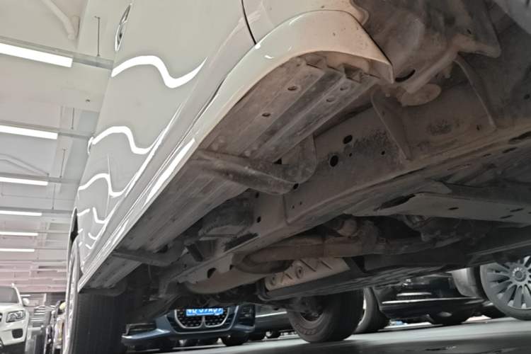 Used Nissan Patrol 2017 4.0L XE Middle East Version Right Side Sill