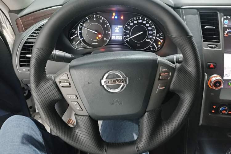 Used Nissan Patrol 2017 4.0L SE U.S.-Spec Version Steering Wheel