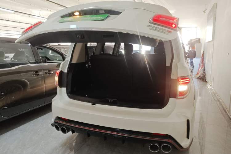 Used Nissan Patrol 2017 4.0L SE U.S.-Spec Version Trunk