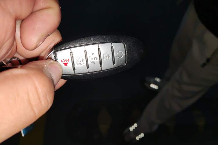Used Nissan Patrol 2017 4.0L SE U.S.-Spec Version Vehicle Key