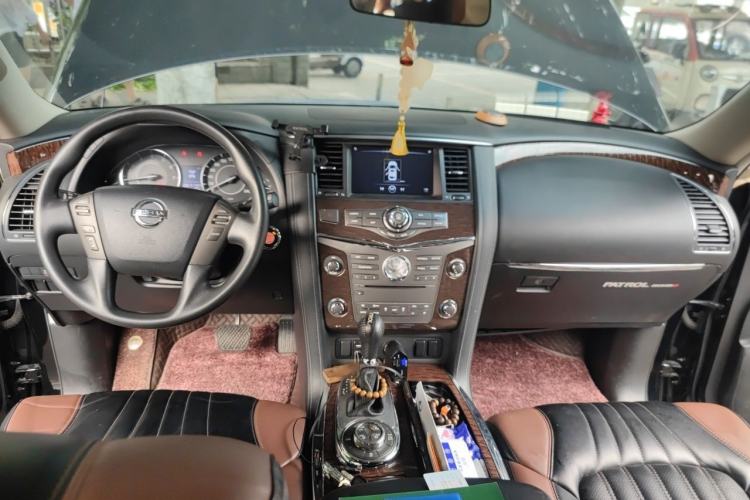 Used Nissan Patrol 2018 4.0L LinkedIn Edition Center Console