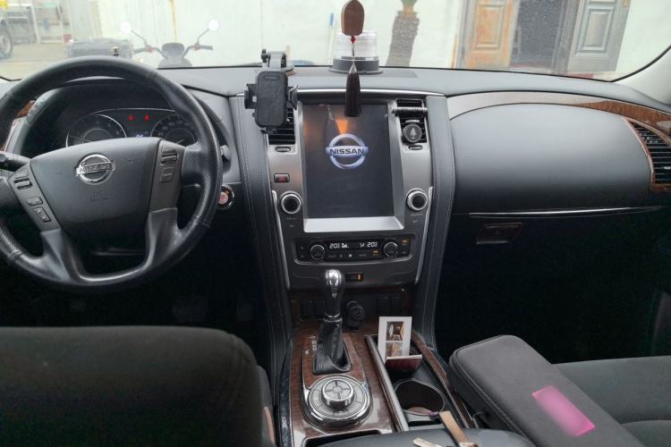 Used Nissan Patrol 2018 4.0L LinkedIn Edition Center Console