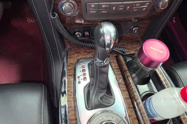 Used Nissan Patrol 2018 5.6L Standard Version Gear Lever