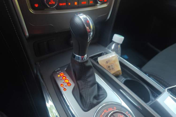 Used Nissan Patrol 2018 4.0L LinkedIn Edition Gear Lever