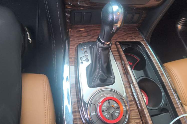 Used Nissan Patrol 2018 4.0L Platinum Edition Gear Lever