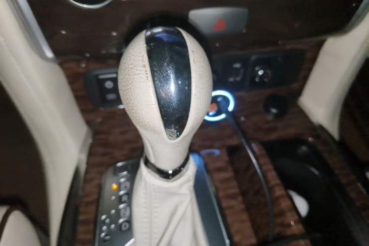 Used Nissan Patrol 2018 4.0L Platinum Edition Gear Lever