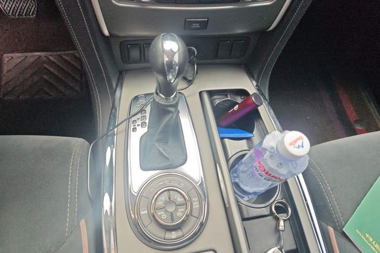 Used Nissan Patrol 2018 4.0L LinkedIn Edition Gear Lever