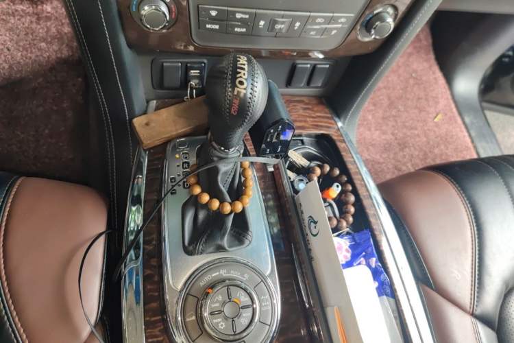 Used Nissan Patrol 2018 4.0L LinkedIn Edition Gear Lever