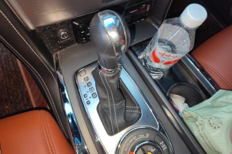 Used Nissan Patrol 2018 4.0L LinkedIn Edition Gear Lever