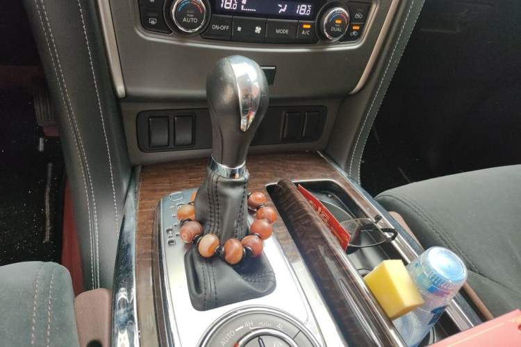 Used Nissan Patrol 2018 4.0L LinkedIn Edition Gear Lever