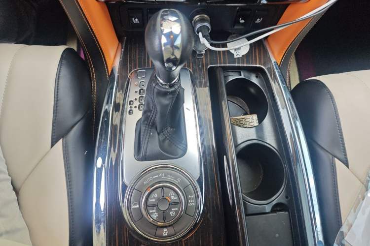 Used Nissan Patrol 2018 4.0L LinkedIn Edition Gear Lever