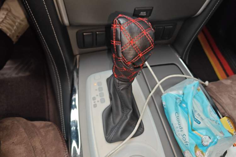 Used Nissan Patrol 2018 4.0L LinkedIn Edition Gear Lever