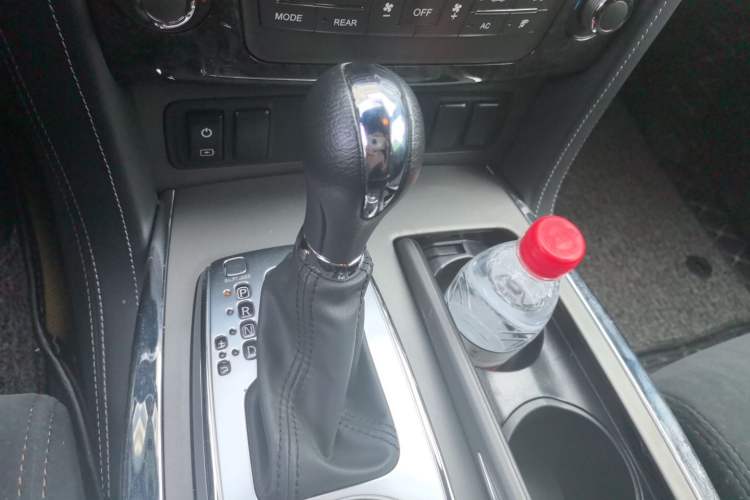 Used Nissan Patrol 2018 4.0L LinkedIn Edition Gear Lever