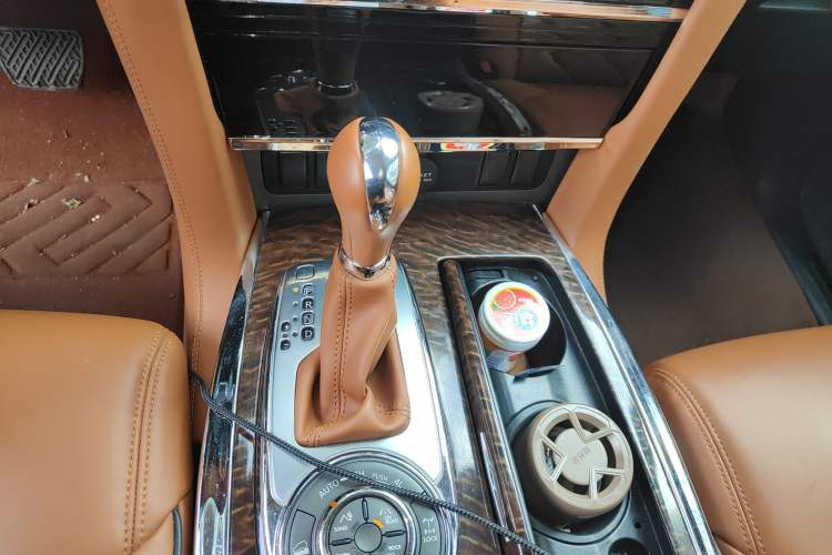Used Nissan Patrol 2018 4.0L LinkedIn Edition Gear Lever