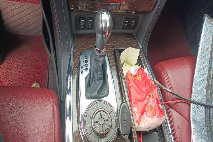 Used Nissan Patrol 2018 4.0L LinkedIn Edition Gear Lever