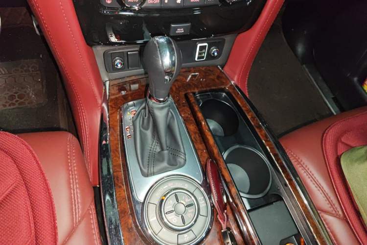 Used Nissan Patrol 2018 4.0L LinkedIn Edition Gear Lever