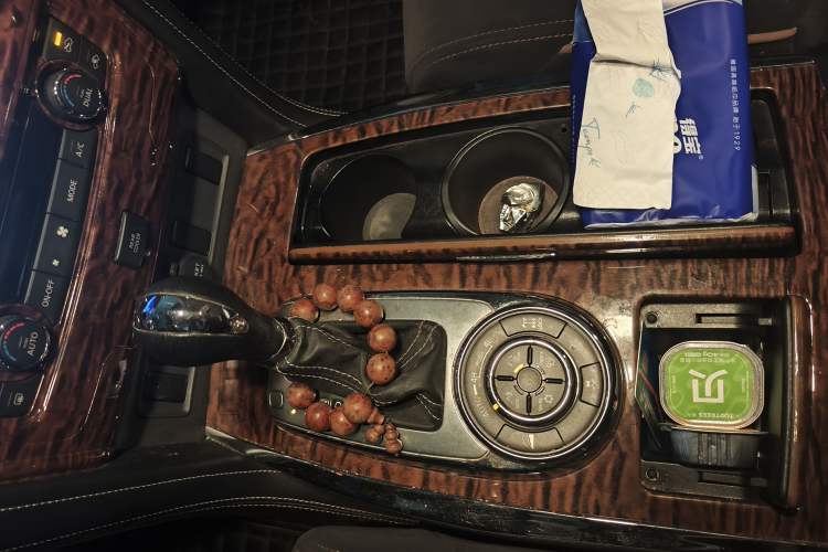 Used Nissan Patrol 2018 4.0L LinkedIn Edition Gear Lever