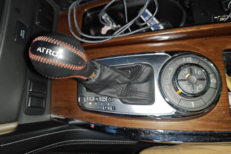 Used Nissan Patrol 2018 4.0L LinkedIn Edition Gear Lever