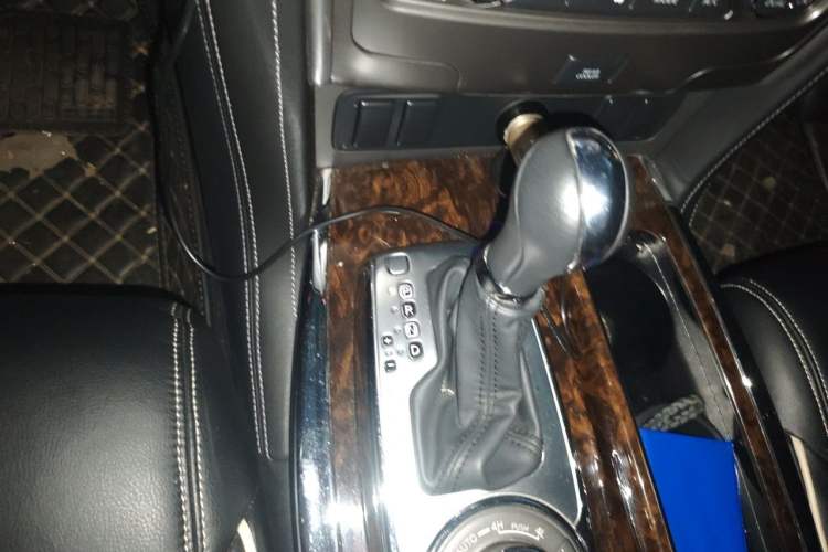 Used Nissan Patrol 2018 4.0L LinkedIn Edition Gear Lever