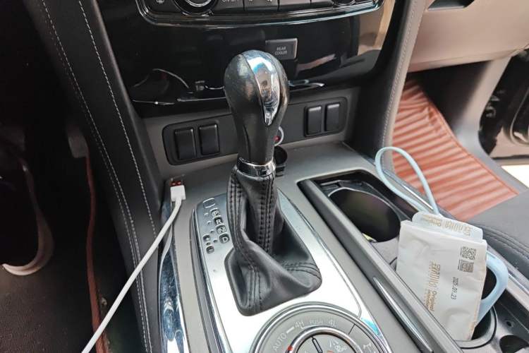 Used Nissan Patrol 2018 4.0L LinkedIn Edition Gear Lever
