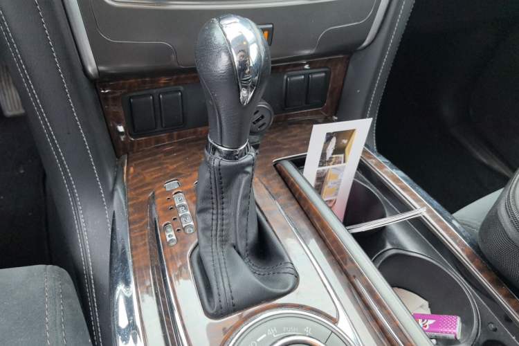 Used Nissan Patrol 2018 4.0L LinkedIn Edition Gear Lever