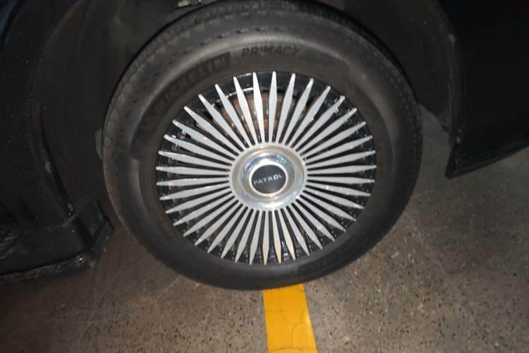 Used Nissan Patrol 2018 4.0L LinkedIn Edition Right Front Wheel Hub