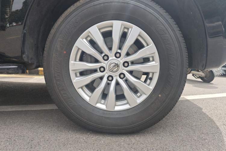 Used Nissan Patrol 2018 4.0L LinkedIn Edition Right Front Wheel Hub