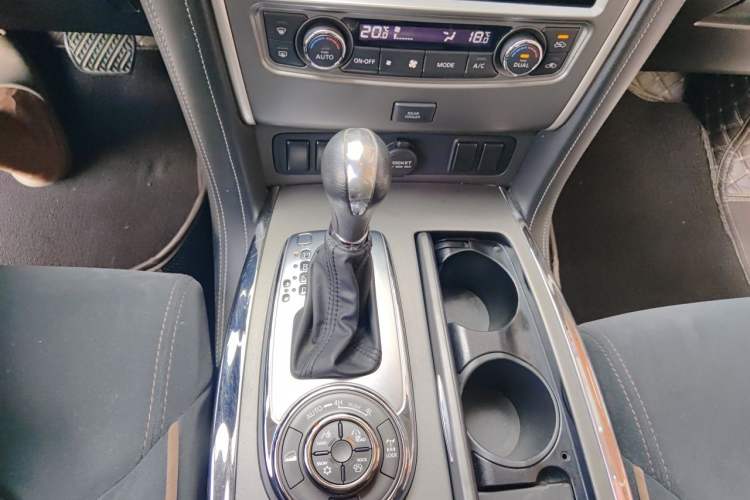 Used Nissan Patrol 2018 4.0L LinkedIn Edition Gear Lever