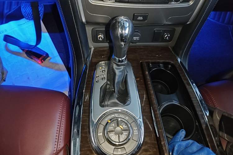 Used Nissan Patrol 2018 4.0L Automatic 7-Seater Middle East Version Gear Lever