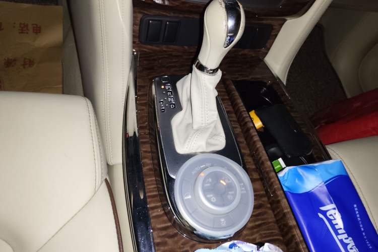 Used Nissan Patrol 2018 4.0L Automatic 7-Seater Middle East Version Gear Lever