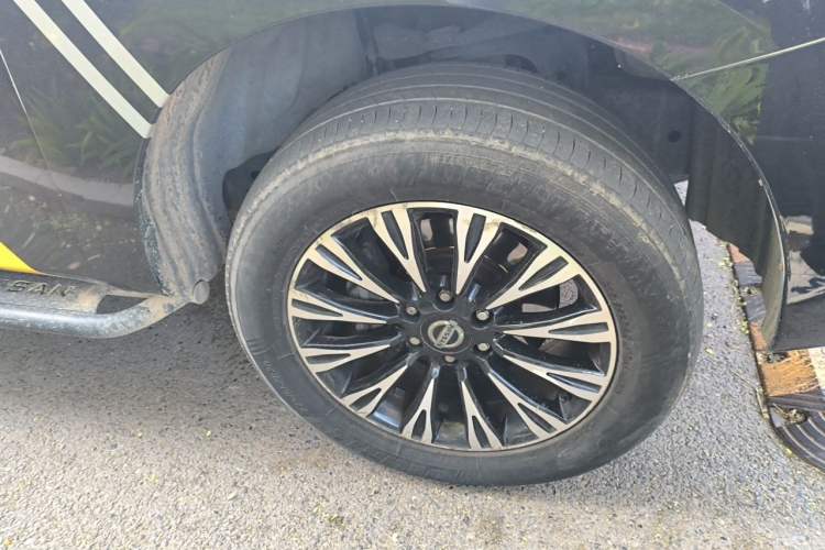 Used Nissan Patrol  Right Front Wheel Hub