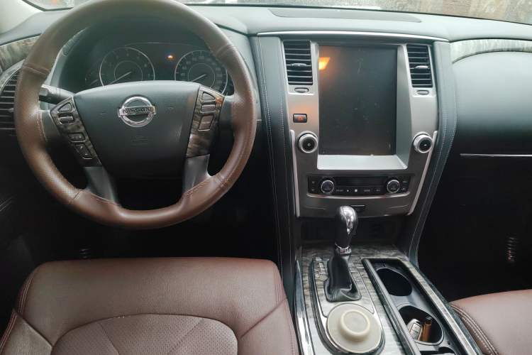 Used Nissan Patrol 2018 4.0L LinkedIn Edition Center Console