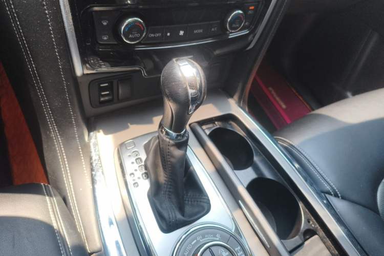 Used Nissan Patrol 2018 4.0L LinkedIn Edition Gear Lever