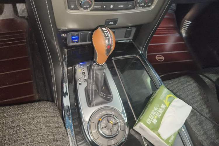 Used Nissan Patrol 2018 4.0L LinkedIn Edition Gear Lever