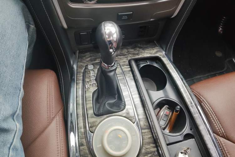 Used Nissan Patrol 2018 4.0L LinkedIn Edition Gear Lever