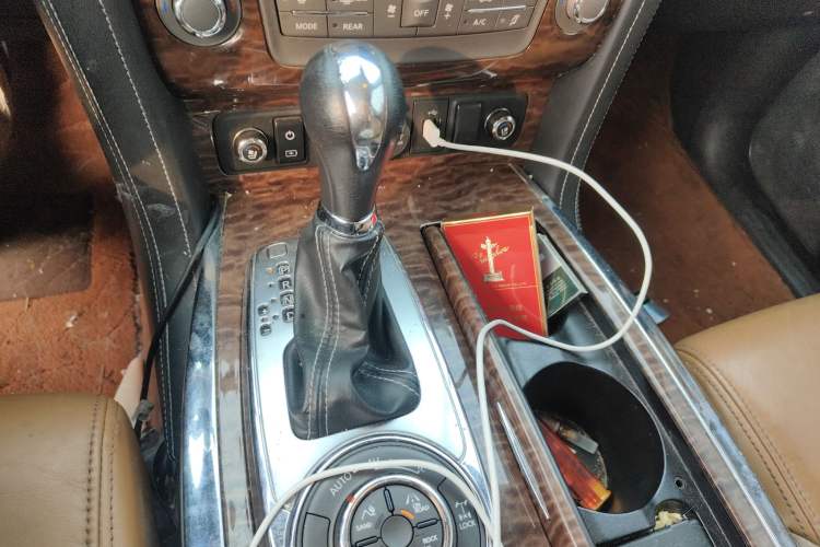 Used Nissan Patrol 2018 Y62 5.6 LE-T2 Middle East Gear Lever