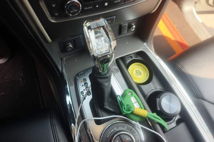 Used Nissan Patrol 2018 4.0L LinkedIn Edition Gear Lever