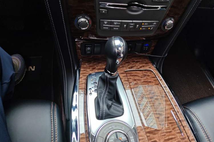 Used Nissan Patrol 2018 4.0L SE Middle East Version Gear Lever
