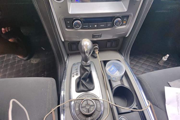 Used Nissan Patrol 2018 4.0L LinkedIn Edition Gear Lever